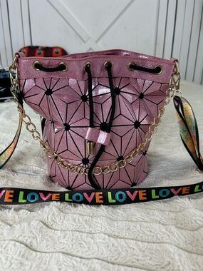 Pink Geometric Drawstring Bucket Bag with Gold Chain